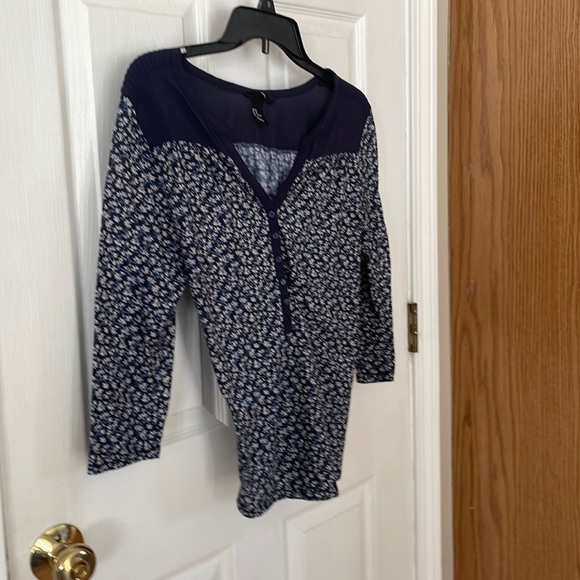 Adorable navy floral H&M top, medium, excellent preowned condition - Picture 3 of 12